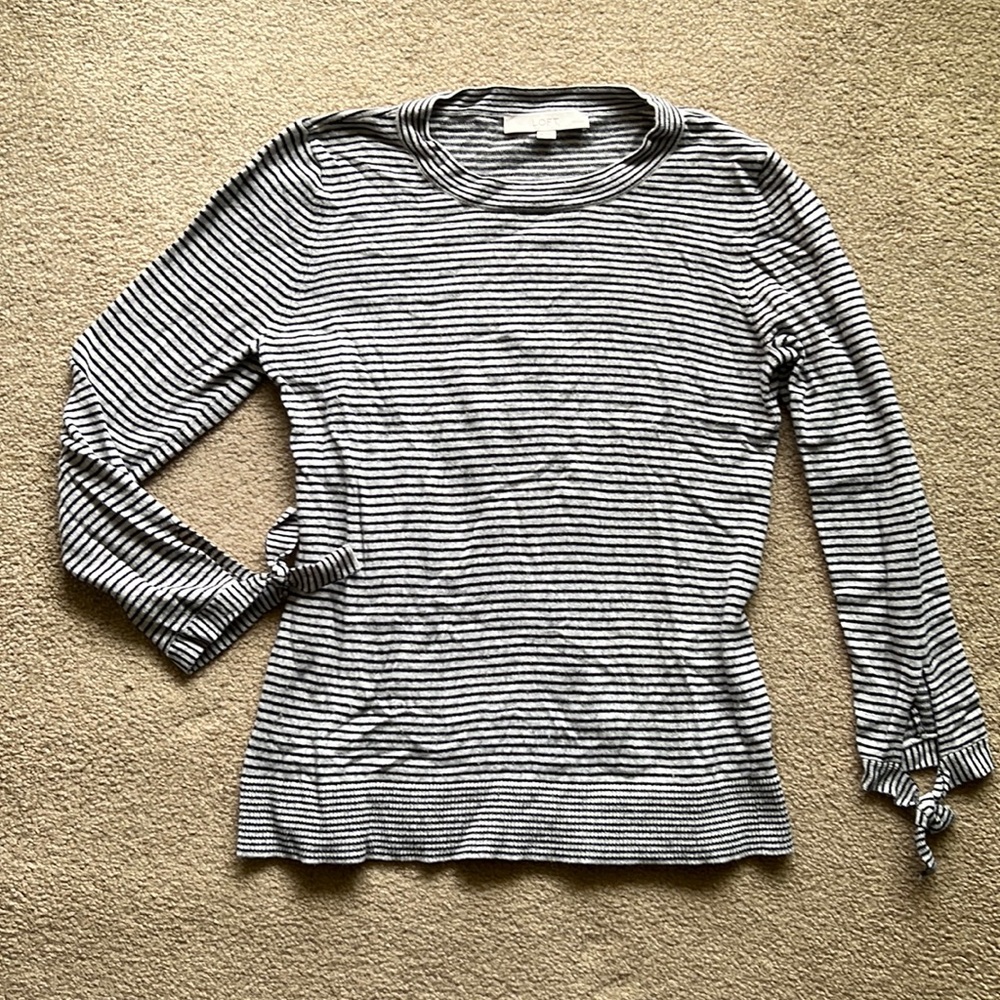 Striped sweater with 3/4 length sleeves with ties